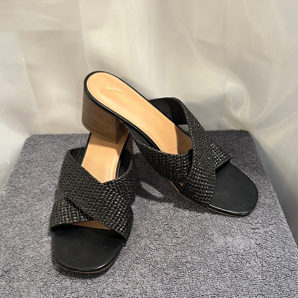 Old Navy, Elegant Black Woven Women's Mules
Size 11 NWOT - Picture 1 of 3